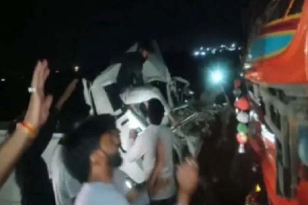 एमपी में दर्दनाक हादसा : गैस टैंकर ने दो वाहनों को मारी टक्कर, सात लोगों की मौत