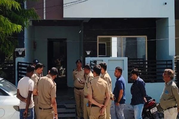 इंदौर में युवती की आंख में लगी गोली, अस्पताल में छोड़कर फरार हो गए दोस्त