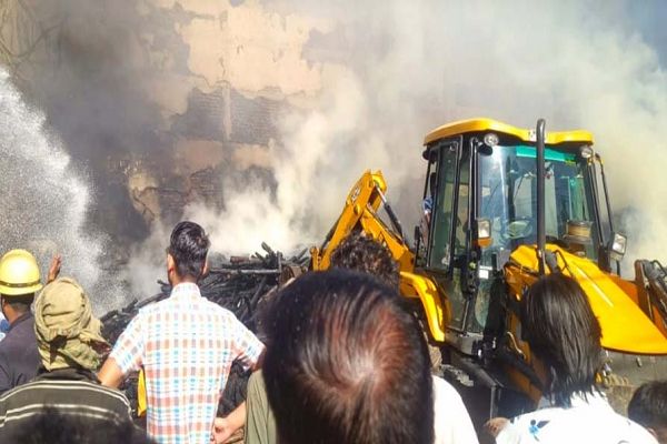 सागर में लकड़ी की टाल में लगी भीषण आग, सेना की टीम भी मौके पर पहुंची