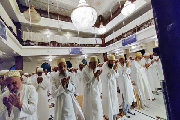 भोपाल में ईद के मौके पर हो रहा विरोध, मस्जिद में काली पट्टी बांध कर पहुंचे मुसलमान