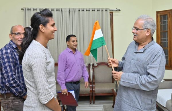 मुख्यमंत्री श्री बघेल द्वारा प्रदत्त राष्ट्रीय ध्वज तिरंगा को 15 अगस्त को माउंट एल्ब्रुस की चोटी पर फहराएंगी छत्तीसगढ़ की पर्वतारोही सुश्री अंकिता गुप्ता