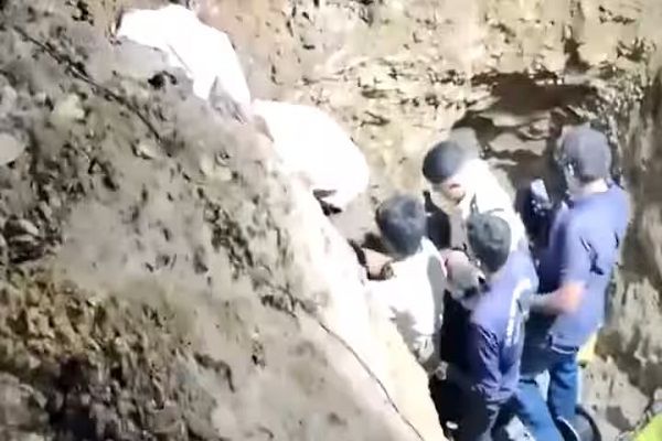 9 घंटे की मशक्कत के बाद बोरवेल से सुरक्षित बाहर आया 2 साल का बच्चा