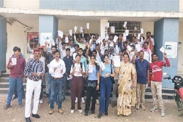  ड्राइविंग लाइसेंस बनवाने आए 979 नागरिकों ने ली मतदान की शपथ, शपथ पत्र भी भरे