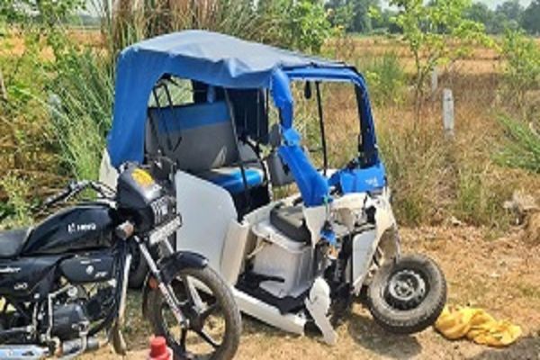 सड़क हादसे में तीन लोगों की मौत