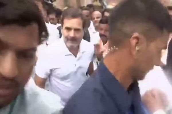 हाथरस में पीड़ितों के घर पहुंचे कांग्रेस नेता राहुल गांधी, परिजनों से मिलकर दी सांत्वना