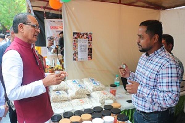 केंद्रीय मंत्री श्री चौहान ने कहा कि प्रधानमंत्री श्री मोदी के नेतृत्व में किसान कल्याण सर्वोपरि है