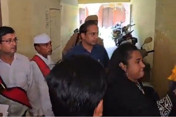 धक्का लगा तो महिला कलेक्टर ने सर्वेयर को मारा थप्पड़, थाने में बैठाया