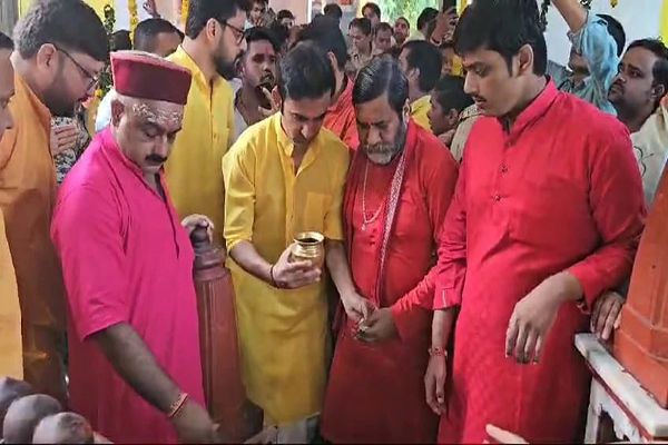 मैच से पहले पीतांबरा माई की शरण में पहुंचे इंडिया टीम के कोच गौतम गंभीर