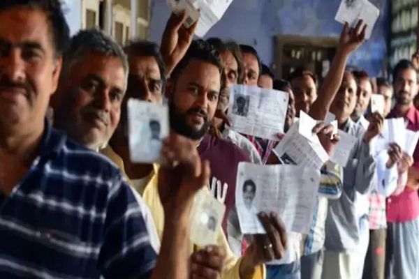 हरियाणा की सभी 90 सीटों पर मतदान जारी, नेता-खिलाड़ी सभी कर रहे मताधिकार का प्रयोग