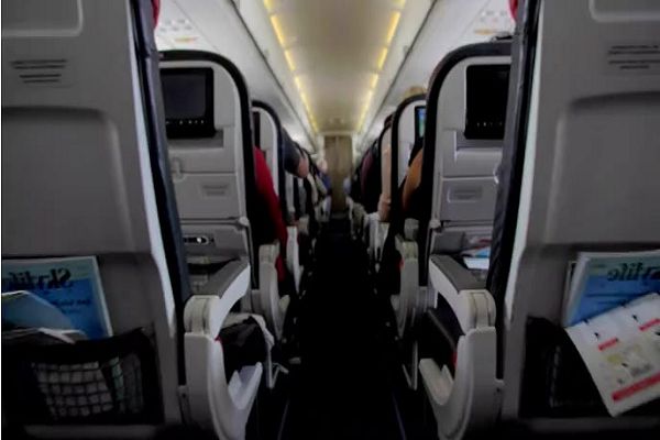 विमान में यात्रियों के सामने सभी स्क्रीन पर 1 घंटे तक चलता रहा अश्लील वीडियो&hellip; बच्चे-महिलाएं हुए असहज