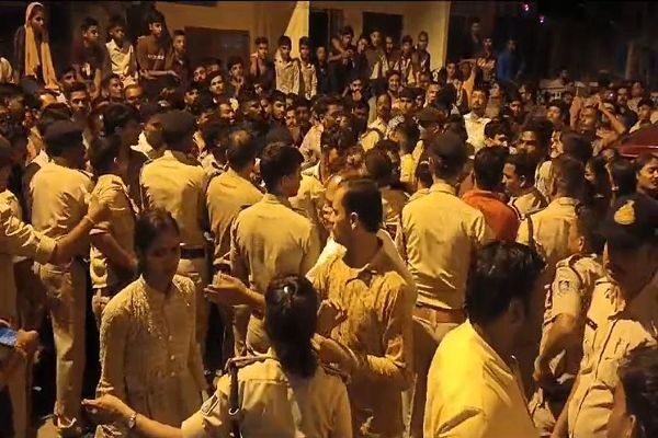 गरबा पंडाल से लौट रहे दंपति से मस्जिद के पास मारपीट, दो पक्ष आमने-सामने, 7 पर केस दर्ज