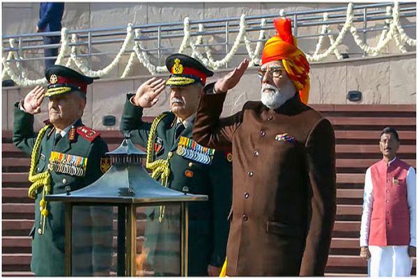 पीएम मोदी ने बांधा लाल-पीले रंग का साफा; कुर्ते-पायजामे के साथ बंद गले का कोट पहने नजर आए