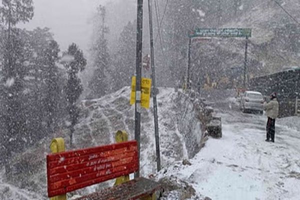 हिमालय की ऊंची चोटियों पर बारिश-बर्फबारी