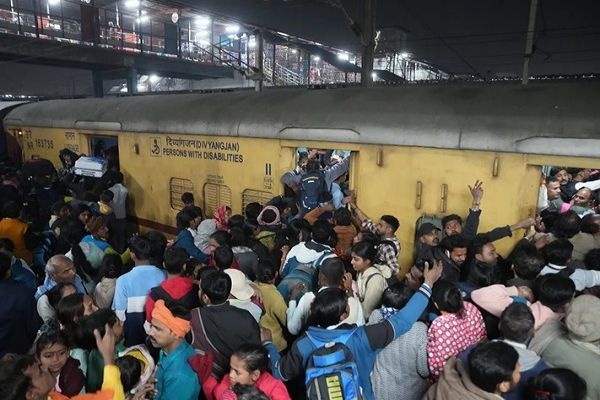 नई दिल्ली रेलवे स्टेशन पर भगदड़ से 18 लोगों की मौत