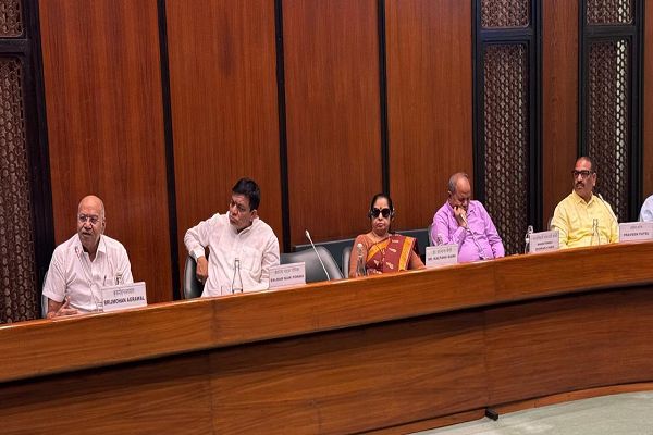 संसद की समिति बैठक में सांसद बृजमोहन के पिताजी को दी गई श्रद्धांजलि