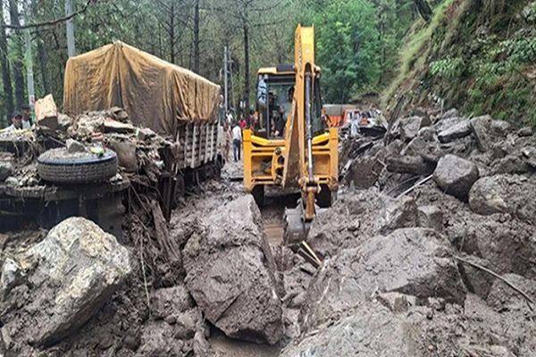 हिमाचल में कुदरत का कहर: 17 जगह फाटे बादल,18 की मौत, 33 लापता