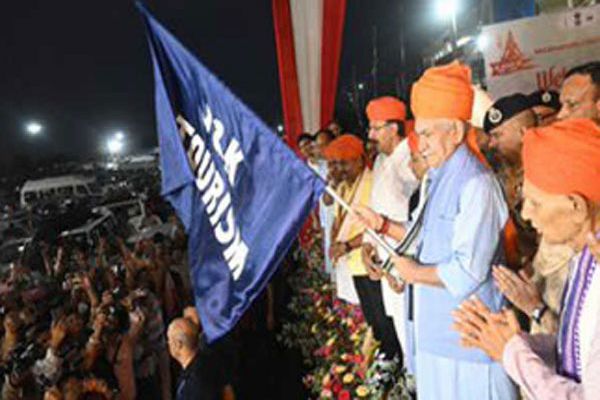अमरनाथ तीर्थयात्रियों का पहला जत्था रवाना, उपराज्यपाल ने दिखाई हरी झंडी
