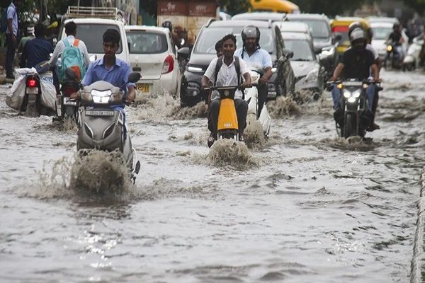 भारी बारिश का रेड अलर्ट, दिल्ली-NCR, यूपी और उत्तराखंड में अगले दो दिन कैसा रहेगा मौसम?
