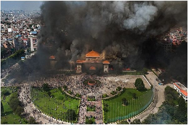 नेपाल में हालात बेकाबू: पीएम और कई मंत्रियों का इस्तीफा, संसद-सुप्रीम कोर्ट तक फूंके
