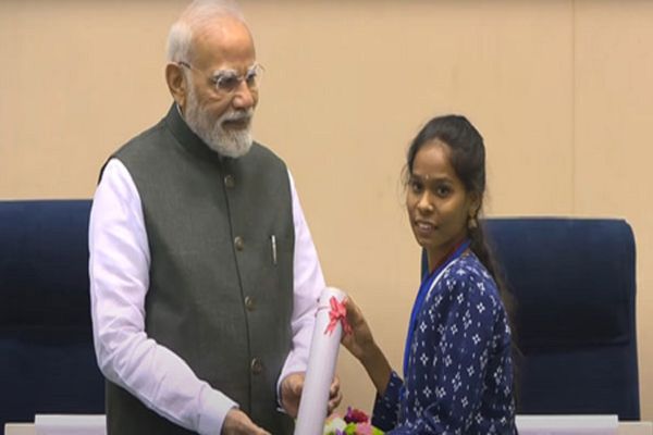 प्रधानमंत्री मोदी ने ITI टॉपर्स को किया सम्मानित