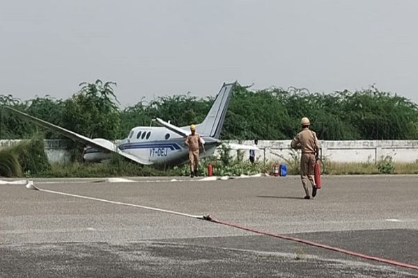 रनवे पर फिसला मिनी जेट, बाल-बाल बचे उद्योगपति और उनका परिवार