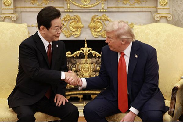 दक्षिण कोरिया पहुंचे ट्रंप, व्यापार मुद्दों पर अलग-अलग बैठकों में ली और जिनपिंग के साथ करेंगे वार्ता