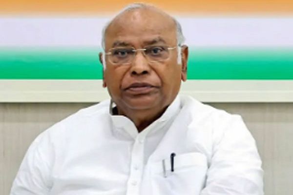 खड़गे ने कर्नाटक मुख्यमंत्री विवाद खत्म करने के लिए दिल्ली में बुलाई बैठक