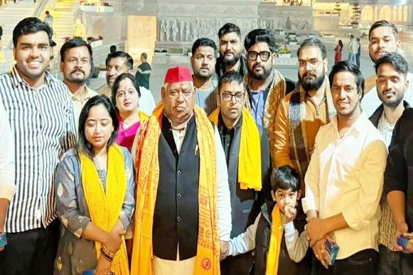 नंगे पांव रामलला के दर्शन करने पहुंचे सपा सांसद अवधेश प्रसाद