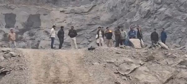 अवैध खदान में विस्फोट: कई मजदूर फंसे, बचाव कार्य जारी..