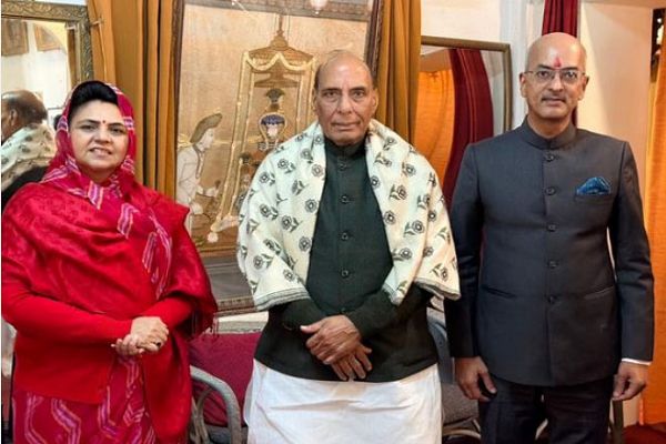 रक्षा मंत्री राजनाथ सिंह ने मेवाड़ के पूर्व राजपरिवार के सदस्यों से की भेंट