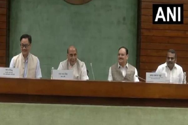 स्पीकर के फैसले पर बवाल: टीएमसी और शिवसेना के बागी सांसदों को मान्यता, विपक्ष ने बैठक से किया वॉकआउट