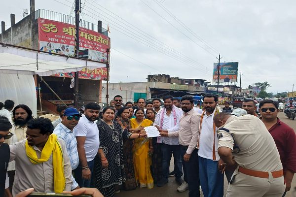 कांग्रेस कार्यकर्ताओं ने प्रदर्शन कर पीएम व शिक्षामंत्री का फूंका पुतला दहन किया 