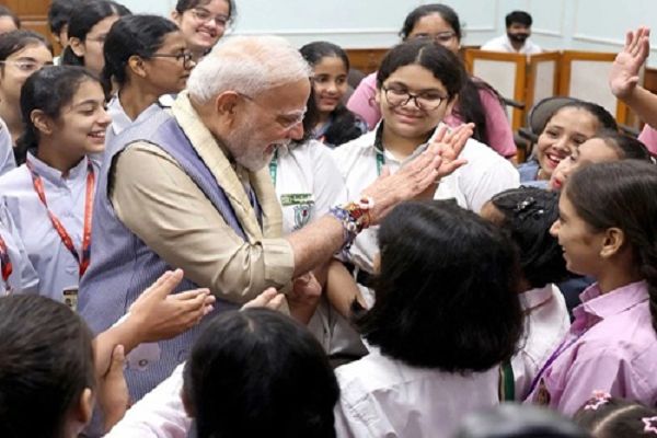 पीएम मोदी रक्षाबंधन पर बच्चों संग 'High-Five' के जरिए दिया स्नेह और सौहार्द का संदेश