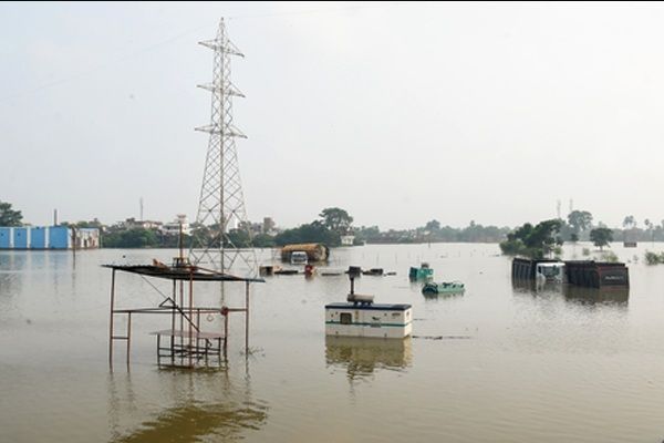 बिहार में गंगा समेत कई नदियां खतरे के निशान से ऊपर, कई जिलों में सड़क संपर्क टूटा