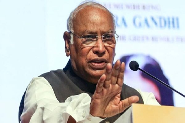 पीएम मोदी के 'नाराज फूफा' बयान पर कांग्रेस का पलटवार, कहा- नाकामी छिपाने को देते हैं नया विशेषण