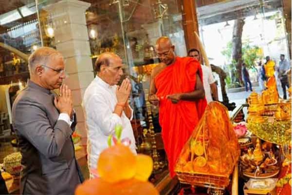 राजनाथ सिंह ने कोलंबो के गंगारामया मंदिर का दौरा किया