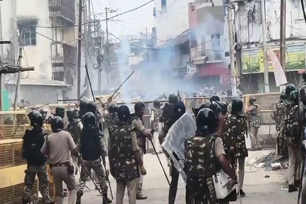 उज्जैन में शाही मस्जिद को लेकर बवाल, पथराव के बाद पुलिस ने छोड़े आंसू गैस के गोले