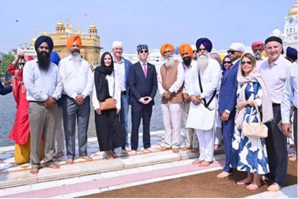 श्री हरमंदिर साहिब में अमेरिकी राजदूत सर्जियो गोर ने टेका मत्था