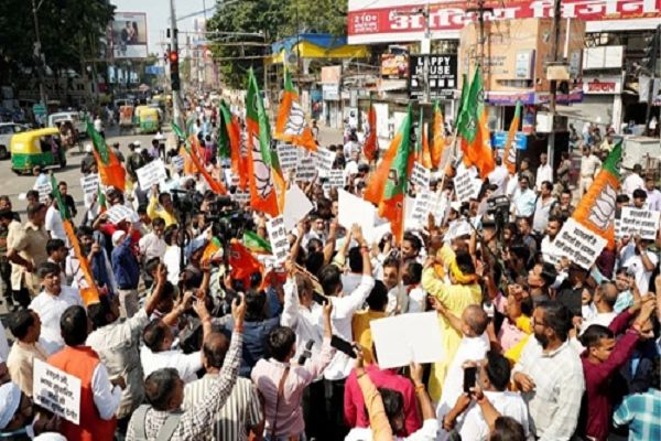 पीएम मोदी पर बयान के बाद देशभर में भाजपा का विरोध, राहुल और खरगे से माफी की मांग की