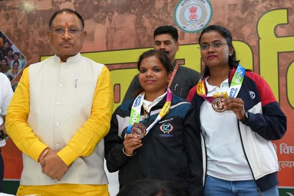 मुख्यमंत्री से मिनी गोल्फ में कांस्य पदक विजेता खिलाड़ियों ने की मुलाकात