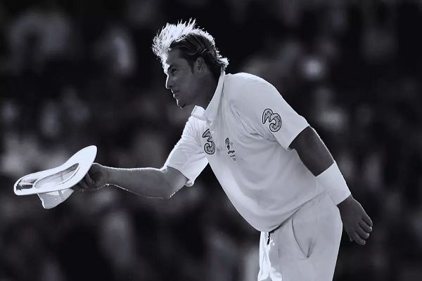 IND vs AUS: मेलबर्न में शेन वॉर्न को दी गई श्रद्धांजलि, बच्चों ने पिता की याद में फ्लॉपी हैट लहराई